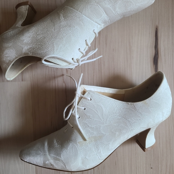 Womens size 7B victorian style wedding shoes - Picture 2 of 4
